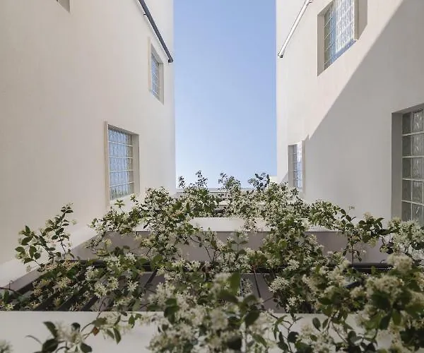 Ξενοδοχείο με διαμερίσματα Alinea Urban Saripolou Square 4*